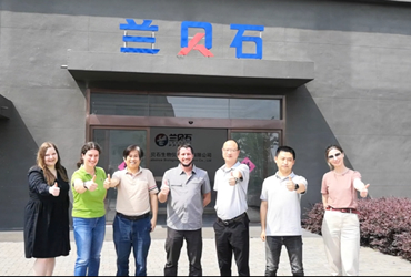 胸中翻錦繡|筆下走龍蛇-俄羅斯合作伙伴贈(zèng)禮，祝賀恒溫恒濕箱大賣(mài)。