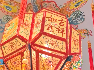 他鄉(xiāng)縱有當(dāng)頭月，不抵家鄉(xiāng)一盞燈。