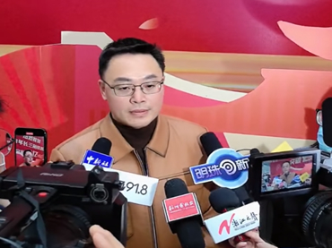 2023年，長三角鐵路年發(fā)送旅客突破8億人次，在杭州東站見證八億哥（郭均相）閃亮登場